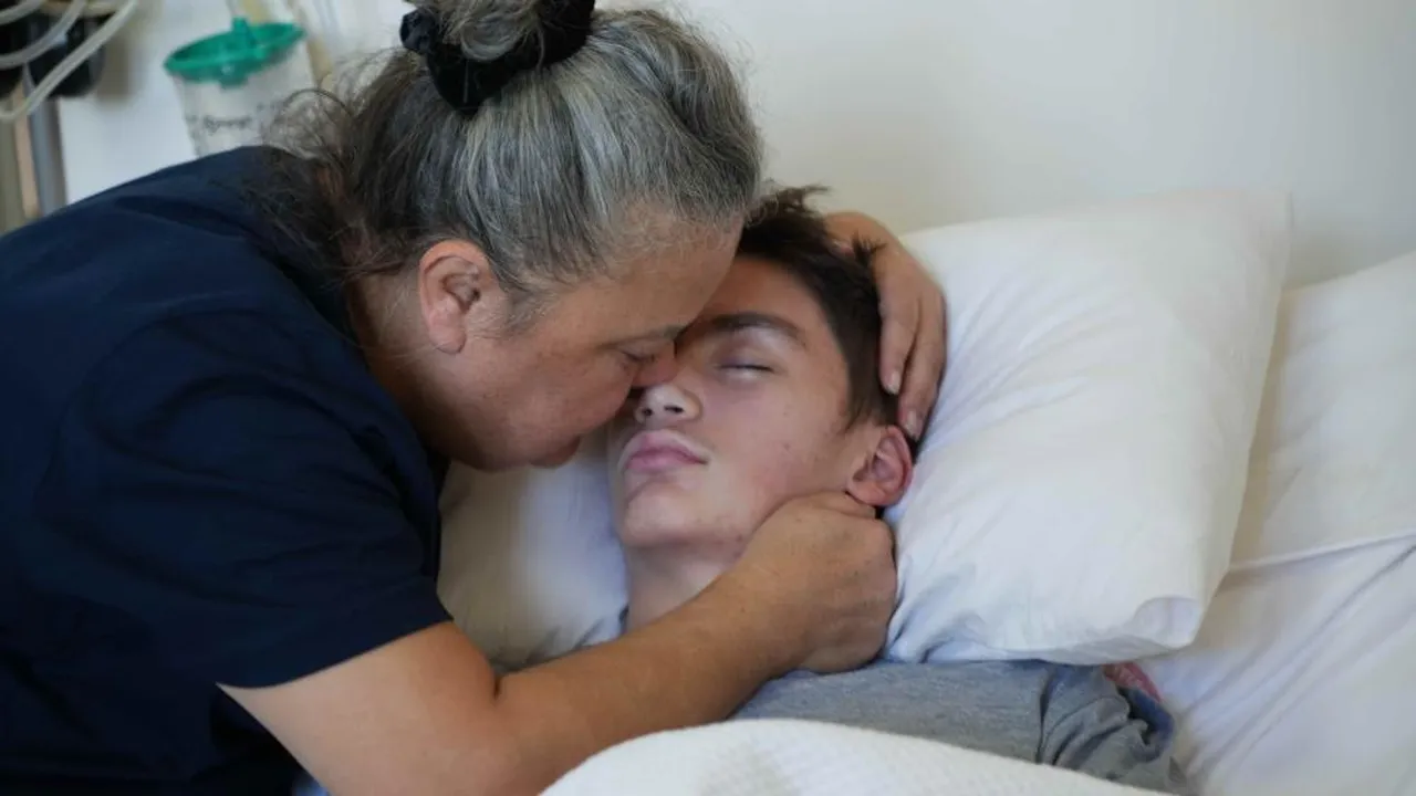 Arkadaşının acımasızca darbettiği Murat yatağa mahkum edildi! Annesinden yürek yakan sözler