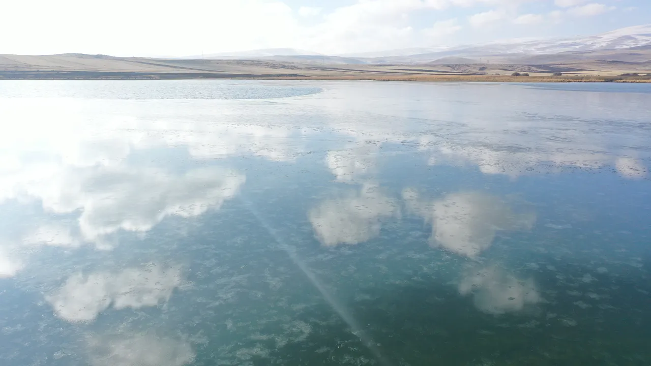 Çıldır Gölü donmaya başladı! Atlı kızaklar faaliyete hazırlanıyor