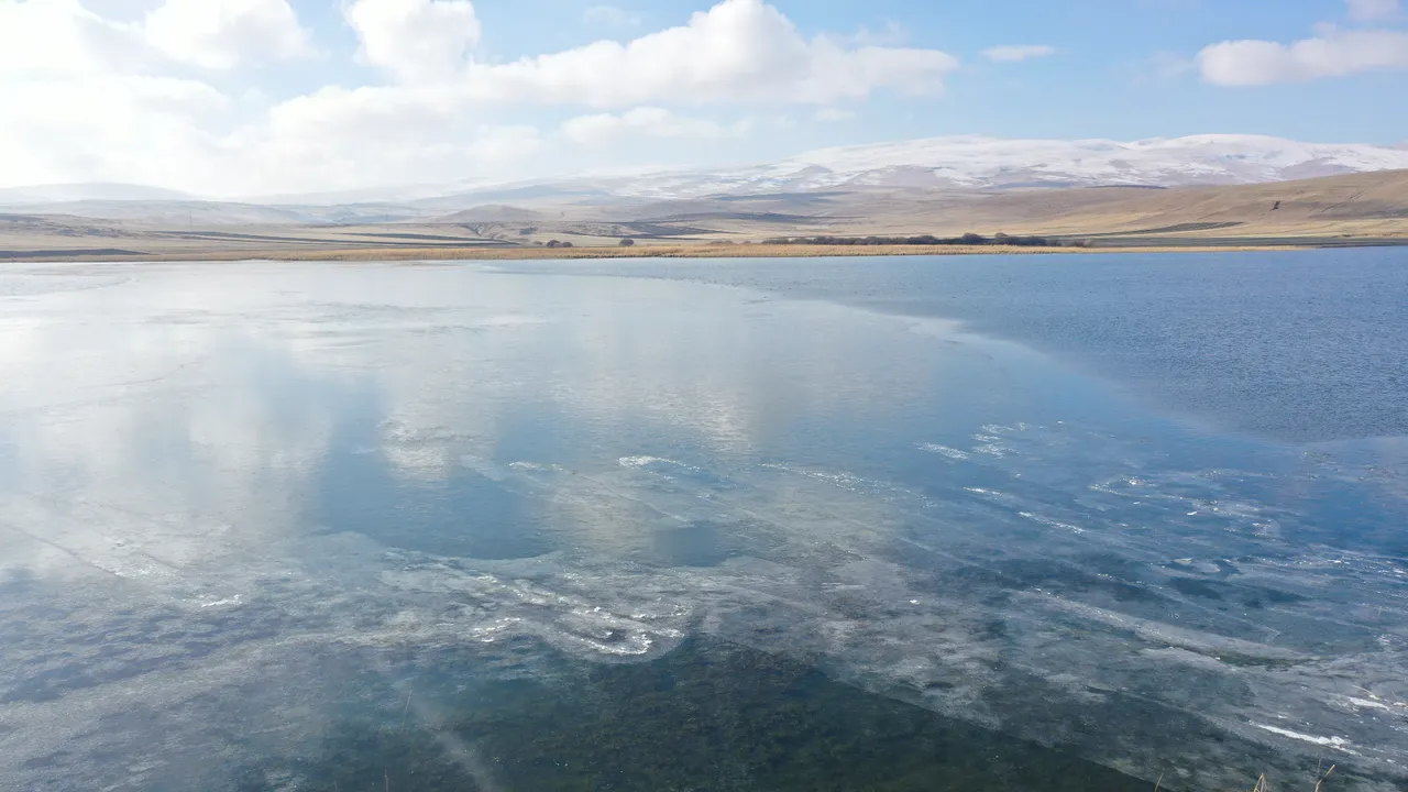 Çıldır Gölü donmaya başladı! Atlı kızaklar faaliyete hazırlanıyor