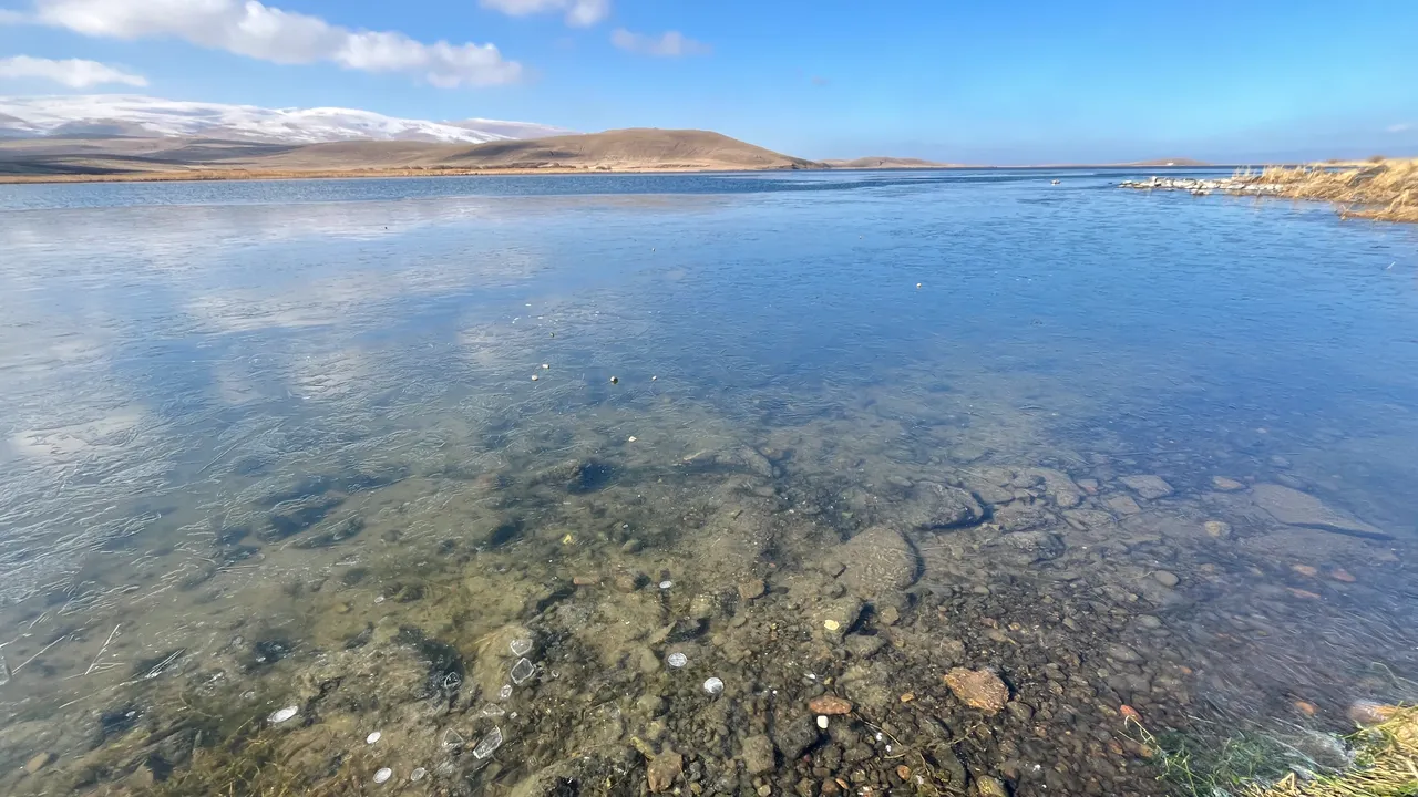 Çıldır Gölü donmaya başladı! Atlı kızaklar faaliyete hazırlanıyor