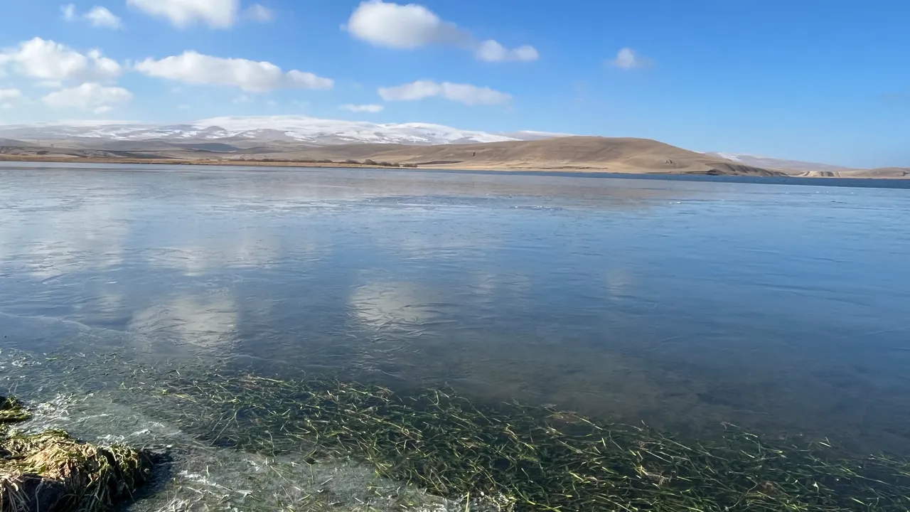 Çıldır Gölü donmaya başladı! Atlı kızaklar faaliyete hazırlanıyor