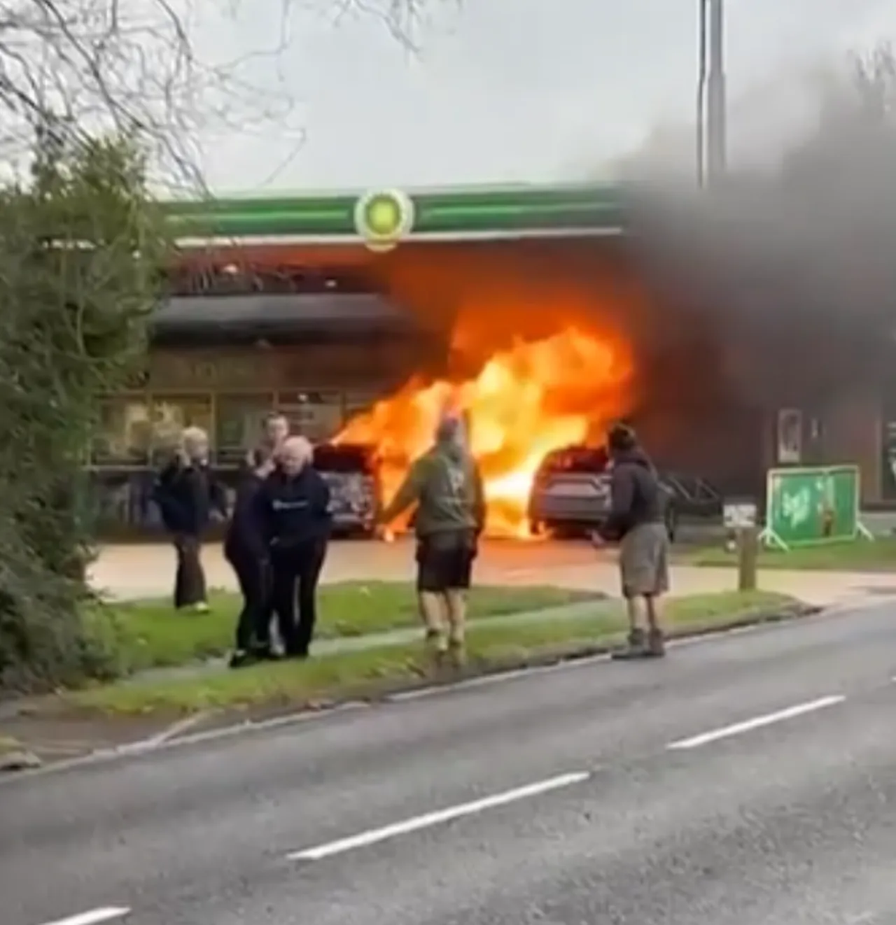 Elinde baltayla saldırdı, benzin istasyonunu alevler sardı