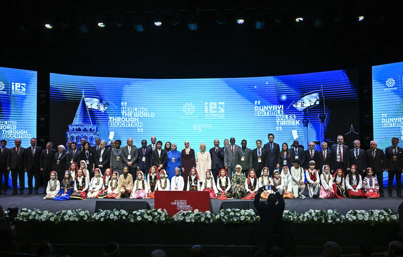 Emine Erdoğan ve Şara'nın eşi Latife El Durubi'den anlamlı mesaj