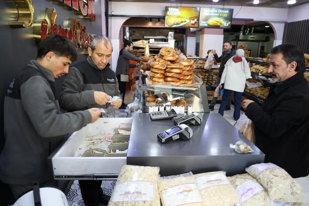 Fırıncıdan ilginç kampanya! 100 TL bozuk para getirene 2 ekmek hediye