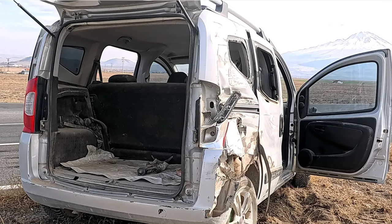 Hastane çıkışı hastanelik oldular! Kaza yapan sürücü tedaviyi reddetti