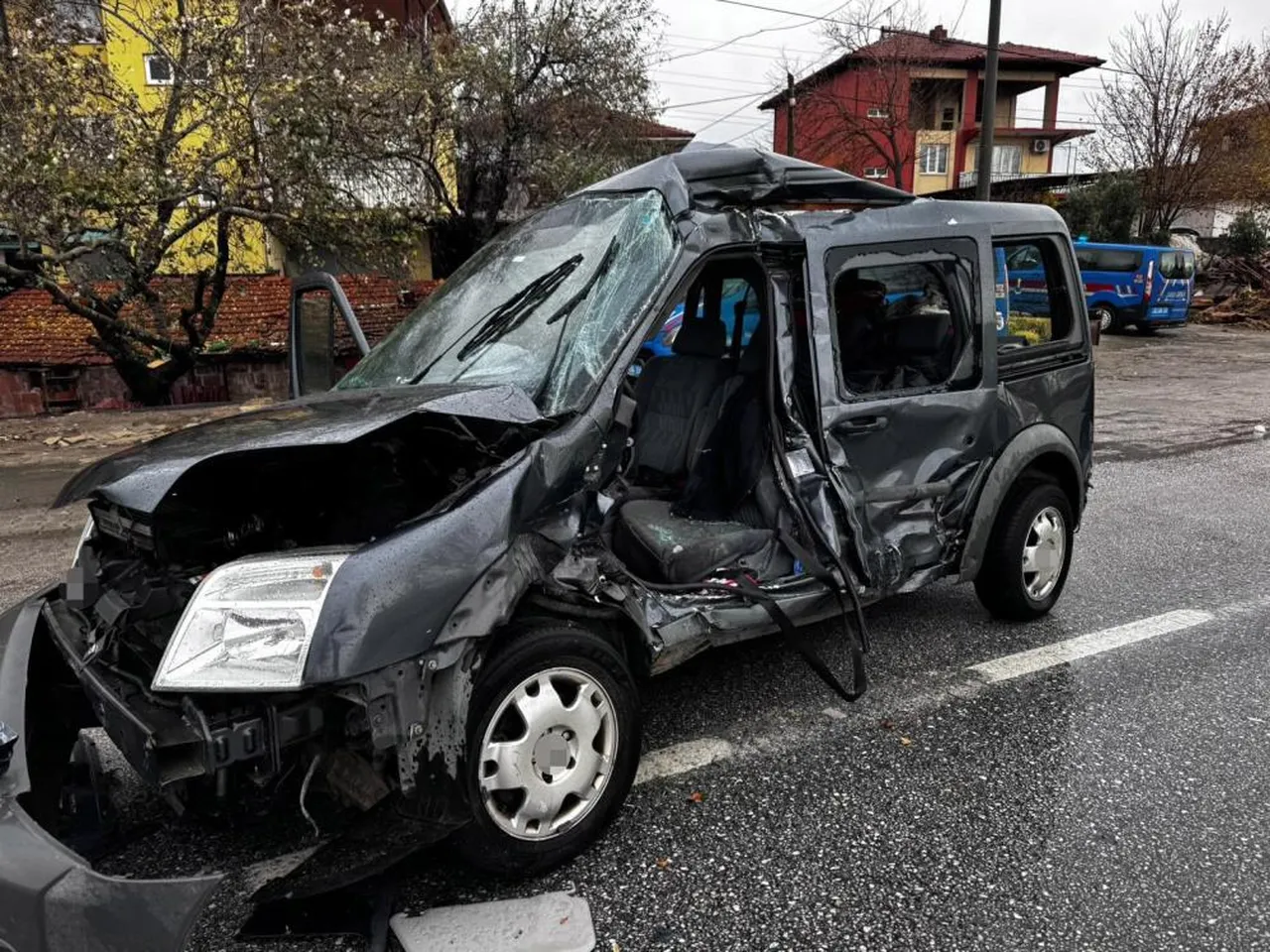 Kamyonun çarptığı araç 50 metre savruldu: Ölü ve yaralılar var