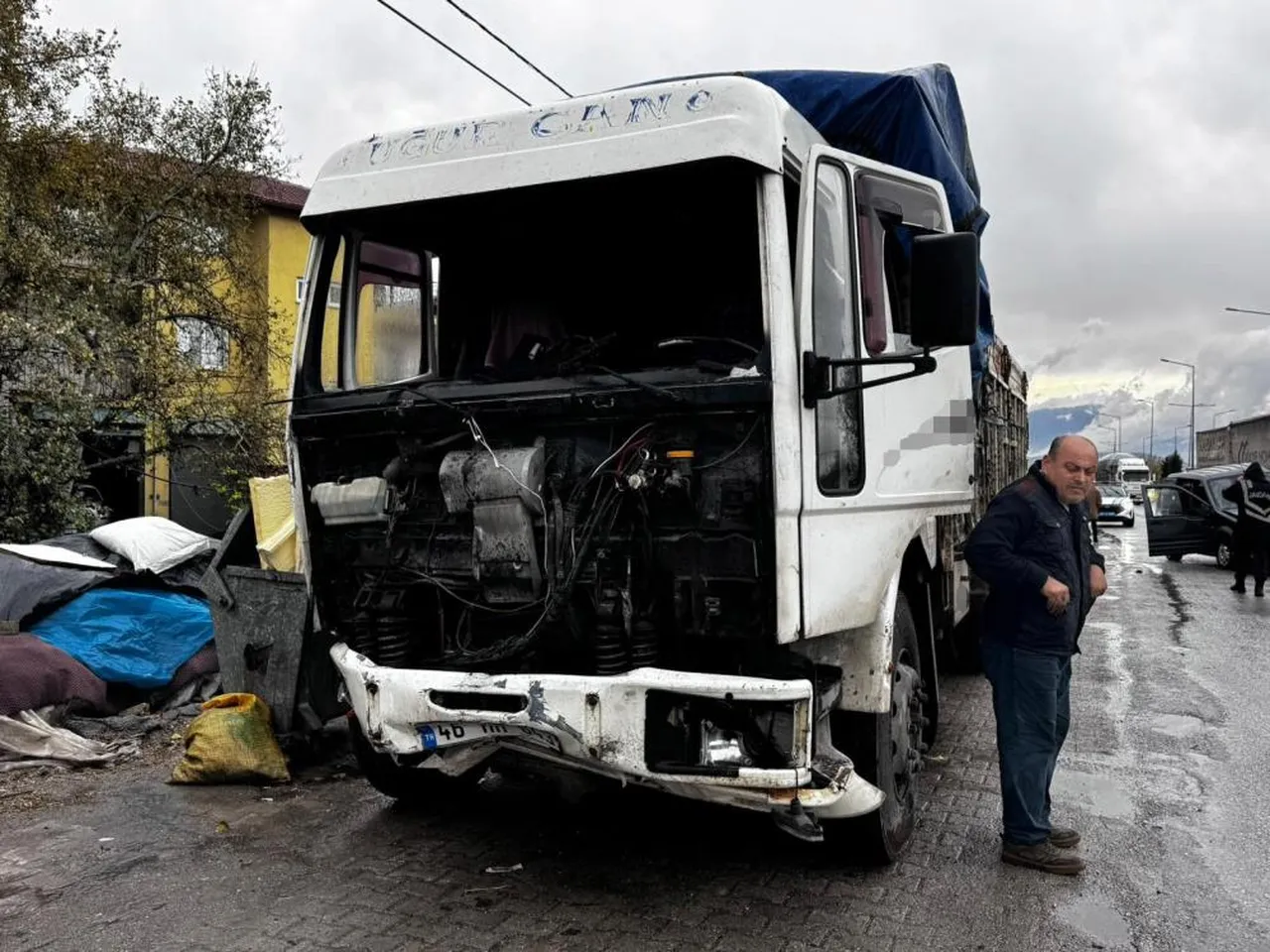 Kamyonun çarptığı araç 50 metre savruldu: Ölü ve yaralılar var