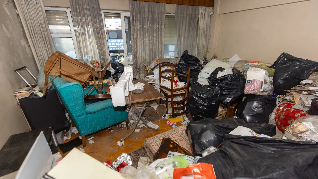 Kötü koku şikayeti büyük gerçeği ortaya çıkardı: Evden 4 kamyon çöp çıktı!