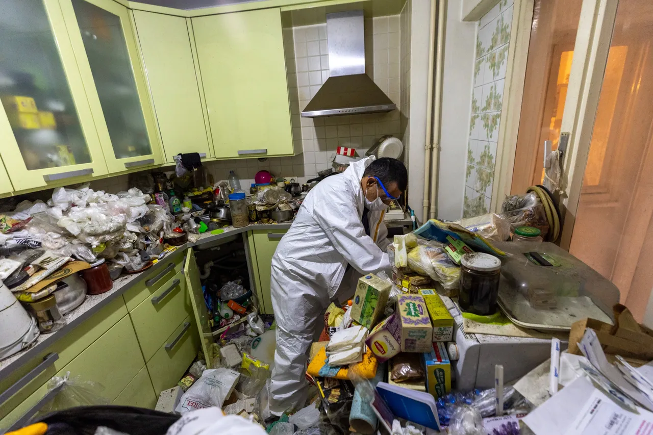 Kötü koku şikayeti büyük gerçeği ortaya çıkardı: Evden 4 kamyon çöp çıktı!