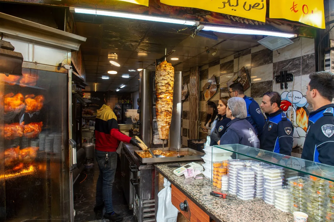 Dönerciden kurtlu salça ve turşu çıktı