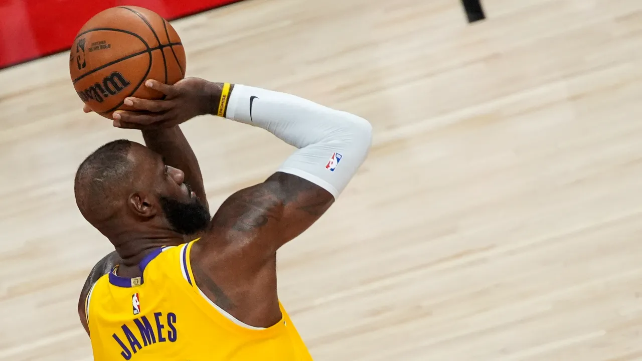Lakers son saniye basketiyle kazandı: LeBron James'in 1297 maçlık serisi sona erdi