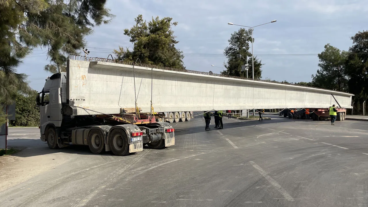Mersin'de dev beton blok taşıyan tırın tekeri koptu: Yol ulaşıma kapandı