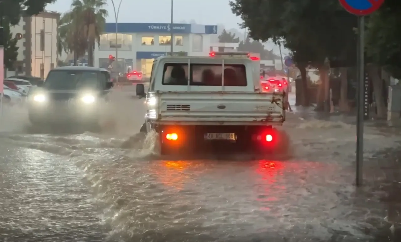 Muğla sağanak yağışa teslim! Araçlar yolda kaldı, ağaçlar devrildi