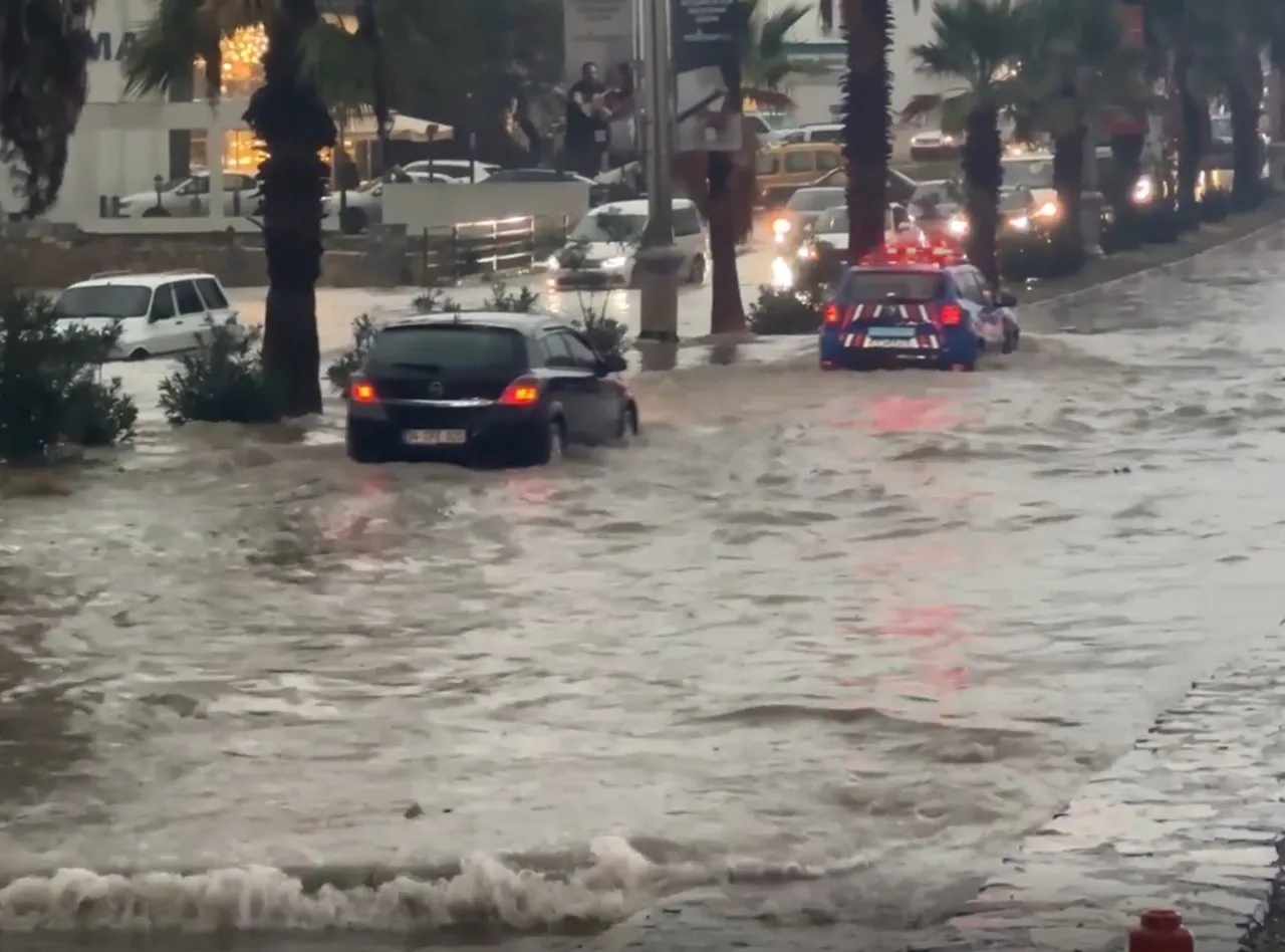 Muğla sağanak yağışa teslim! Araçlar yolda kaldı, ağaçlar devrildi