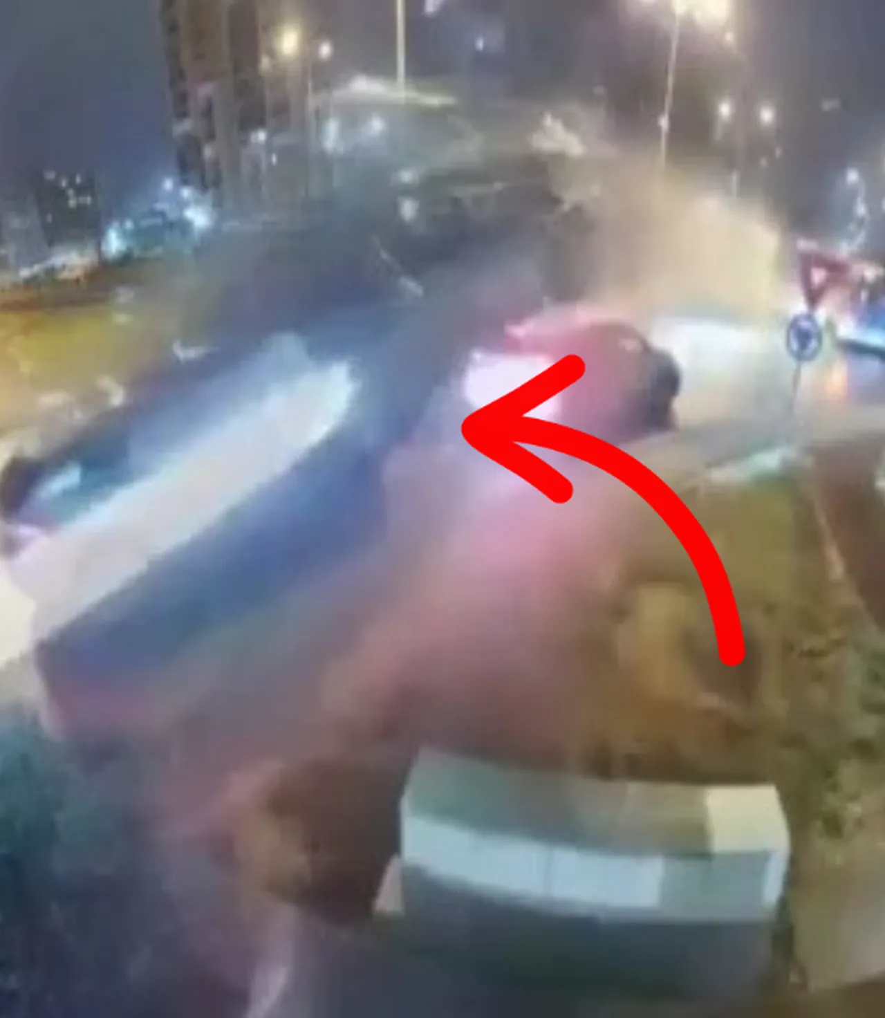 Romanyada korkunç kaza! Kavşağa çarparak havalandı, iki aracın üzerinden uçtu