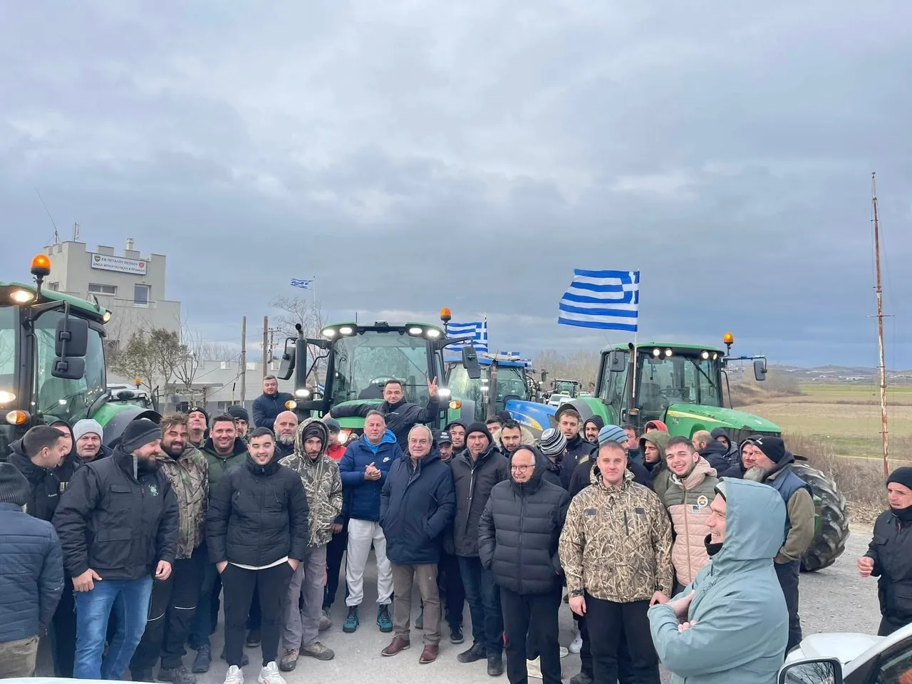 Yunanistan'da büyük kriz! Yollar kapandı, trafik ve lojistik faaliyetleri felç oldu