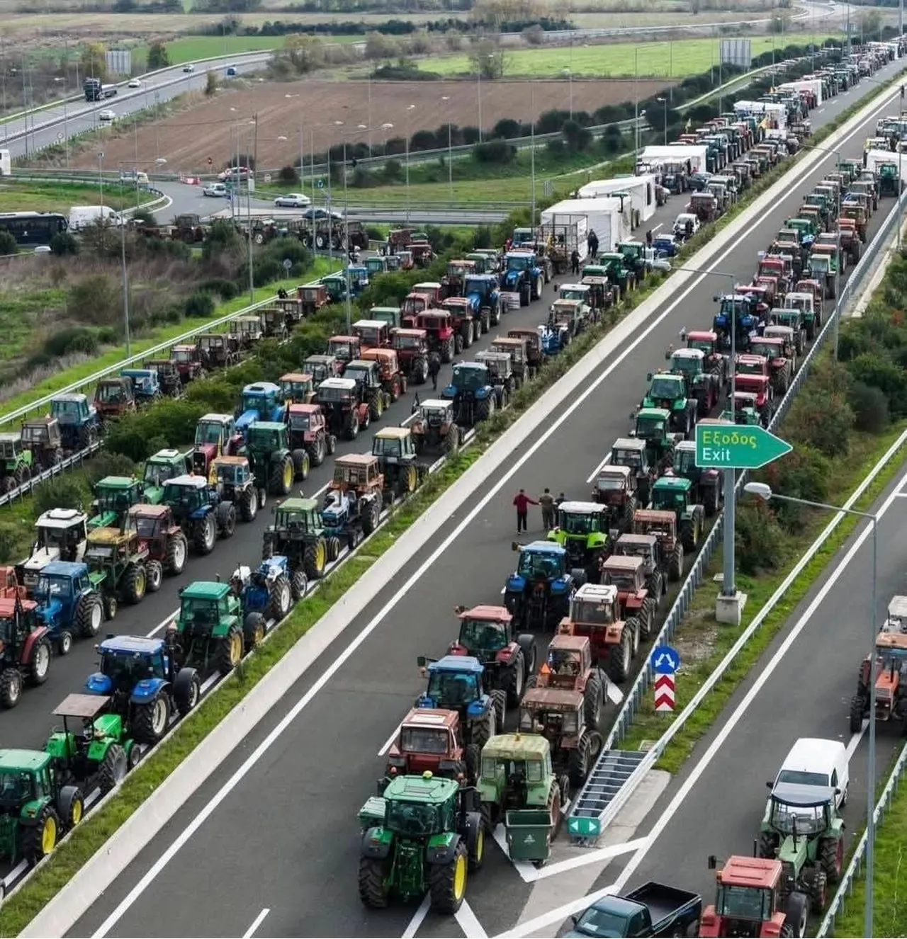 Yunanistan'da büyük kriz! Yollar kapandı, trafik ve lojistik faaliyetleri felç oldu