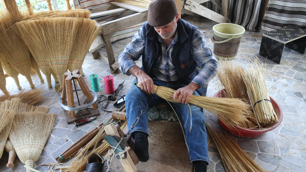 Haftada 1000 tane üretiyorlar! Bu köyde 20 aile bu işten para kazanıyor
