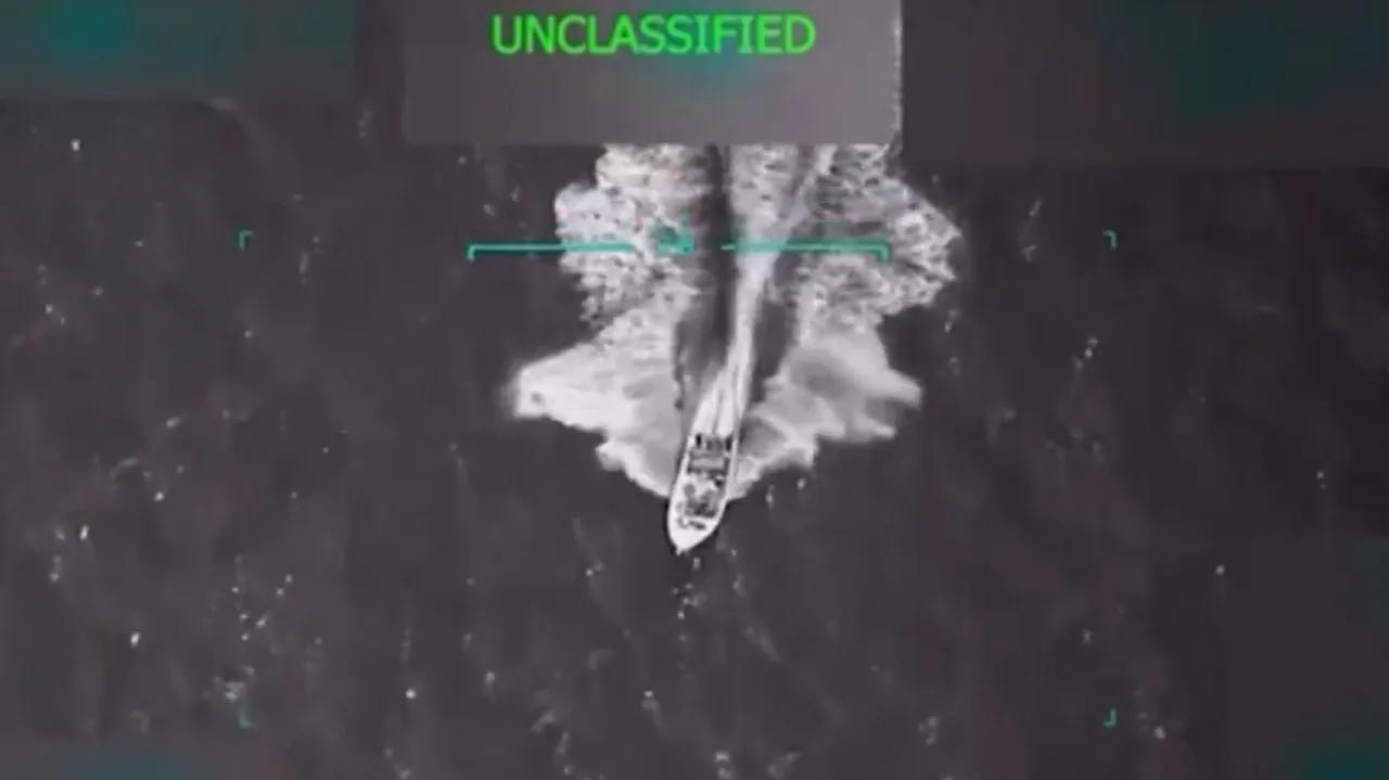 ABD ordusunun Karayipler’de hedef aldığı ve 11 kişinin öldüğü tekne saldırısına ilişkin yeni detaylar istihbarat tartışmasını büyüttü. CNN’in ortaya çıkardığı bilgilere göre operasyonu yöneten Amiral Frank Bradley, Kongre üyelerine teknenin yanlış değerlendirme sonucu hedef alındığını, aslında ABD’ye değil Surinam’a giden başka bir gemiyle buluşmaya çalıştığını kabul etti.