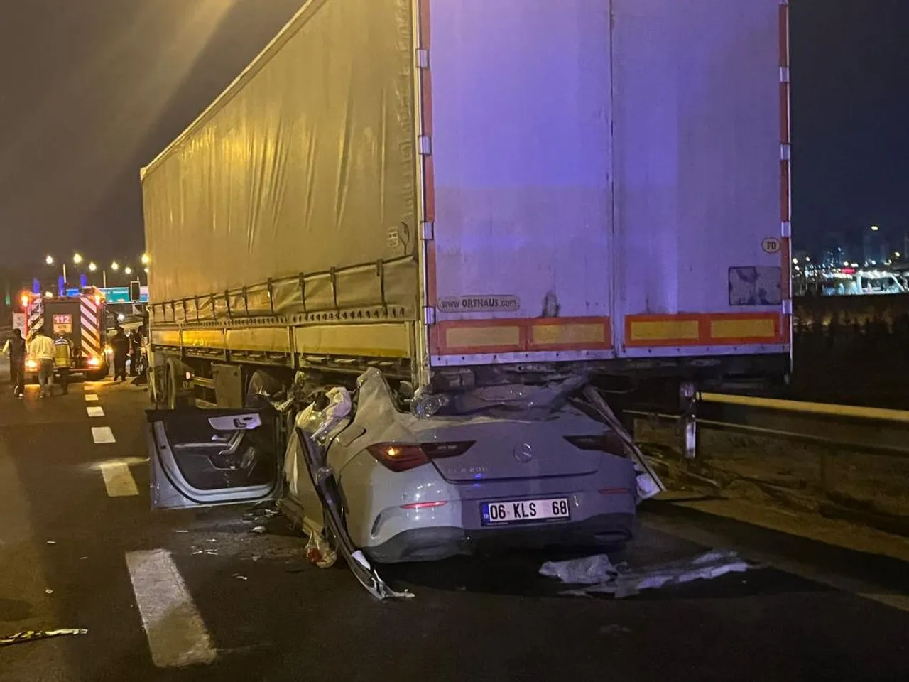 Ankara'da korkunç kaza! Lüks araç, tırın altına girdi: 2 ölü, 1 yaralı