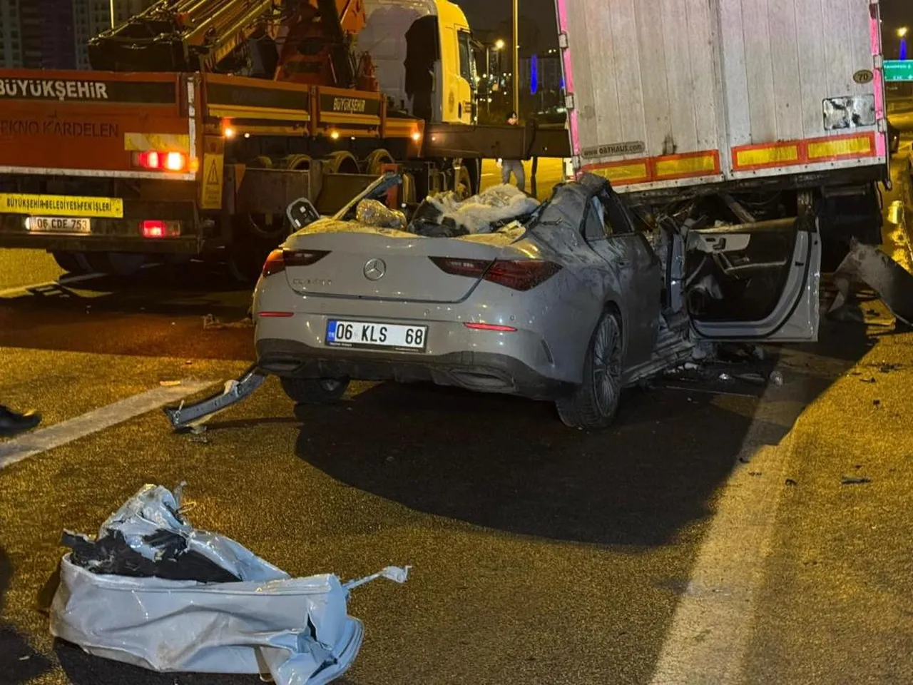 Ankara'da korkunç kaza! Lüks araç, tırın altına girdi: 2 ölü, 1 yaralı