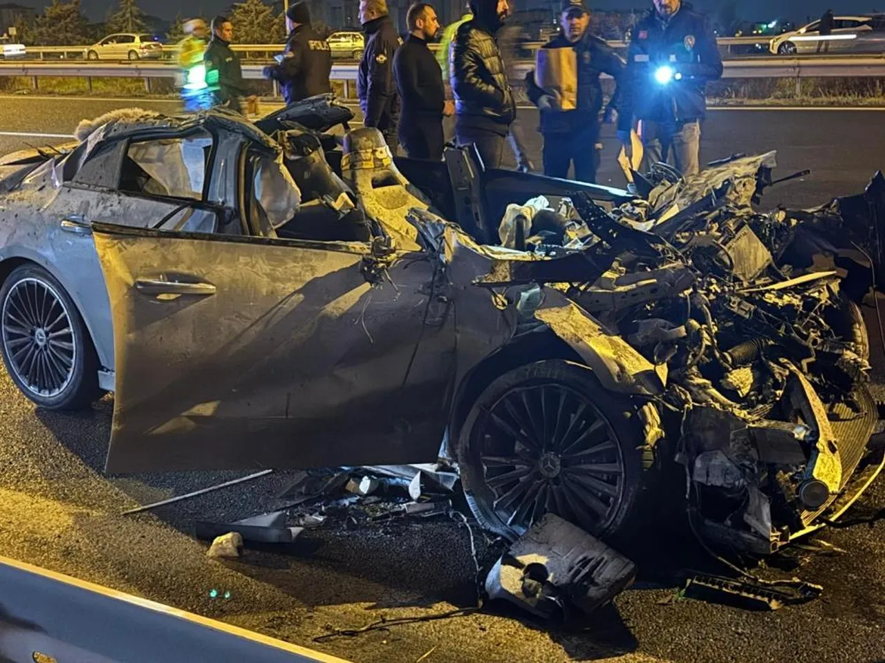 Ankara'da korkunç kaza! Lüks araç, tırın altına girdi: 2 ölü, 1 yaralı