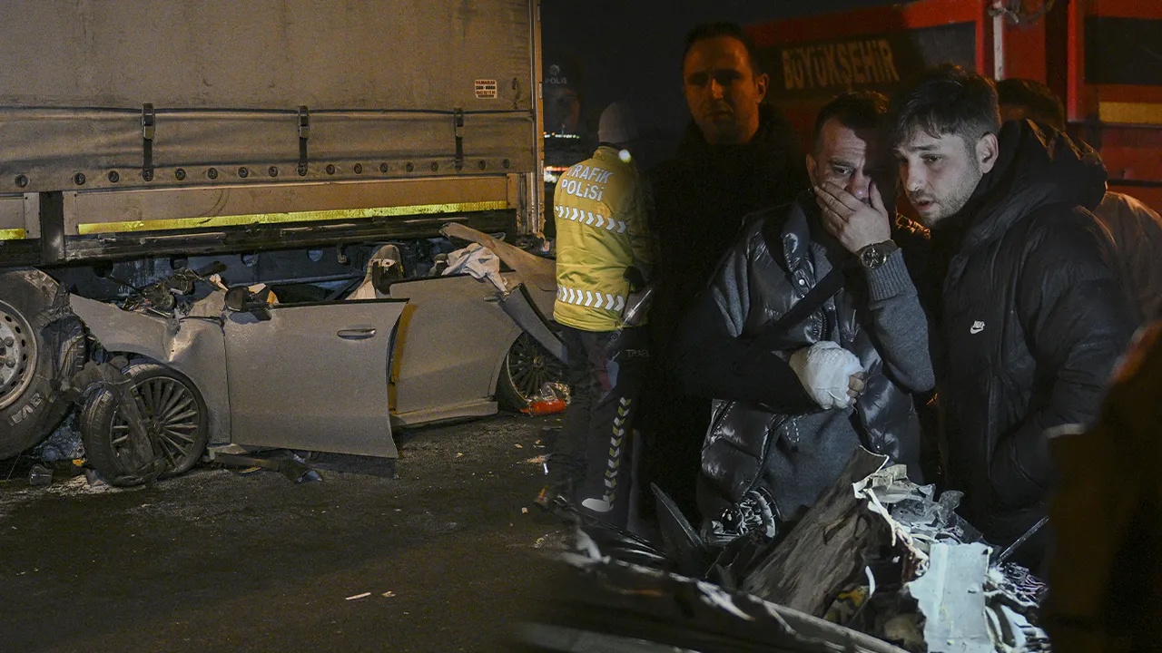 Ankara'da korkunç kaza! Lüks araç, tırın altına girdi: 2 ölü, 1 yaralı