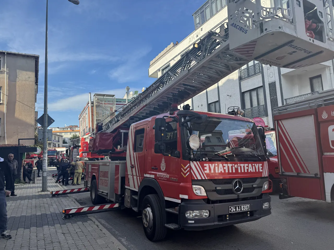 Asansör motoru yandı! Anne ve çocuğu ile 2 itfaiye eri hastanelik oldu