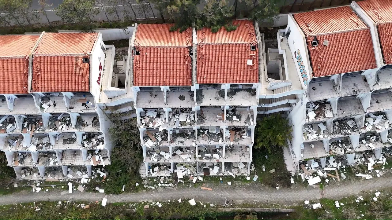 Beykoz'da milyon dolarlık otel, evsizlerin yurdu oldu! Resmen talan etmişler
