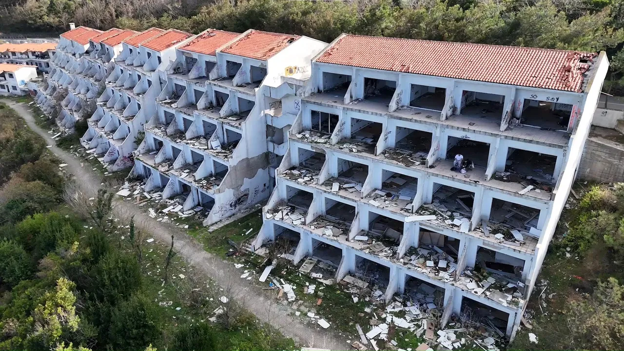 Beykoz'da milyon dolarlık otel, evsizlerin yurdu oldu! Resmen talan etmişler