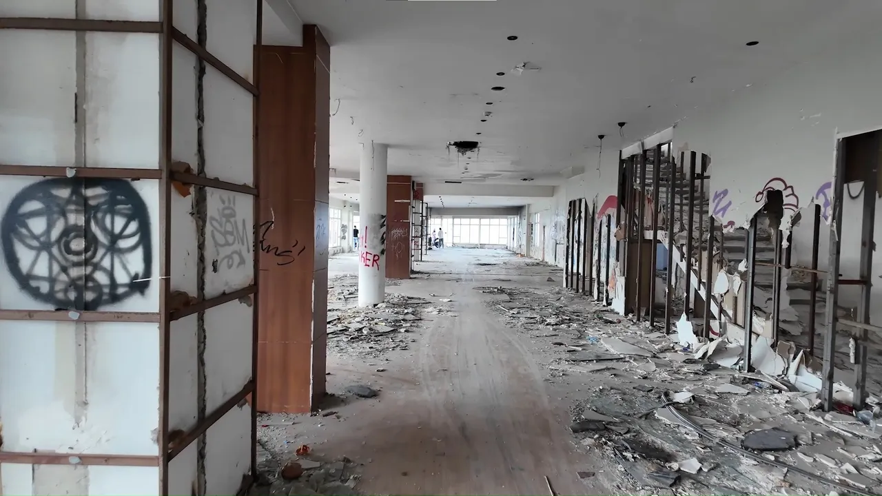 Beykoz'da milyon dolarlık otel, evsizlerin yurdu oldu! Resmen talan etmişler