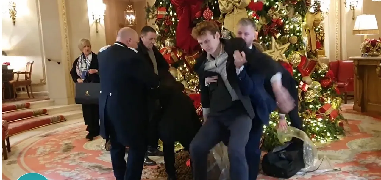 “Demokrasi parçalanıyor” diyerek Kraliyet tacına muhallebi fırlattı