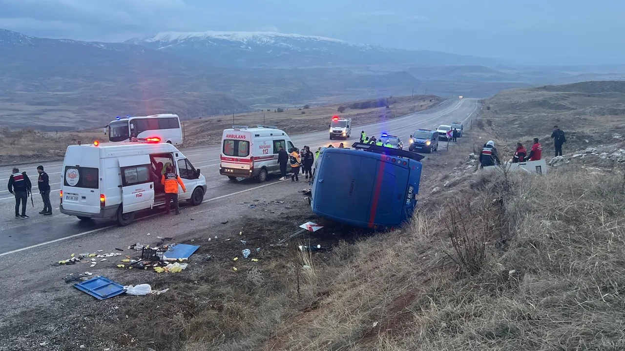 Erzurum-Antalya hattında kabus anlar: Cezaevi aracı takla attı, ağır yaralılar var!
