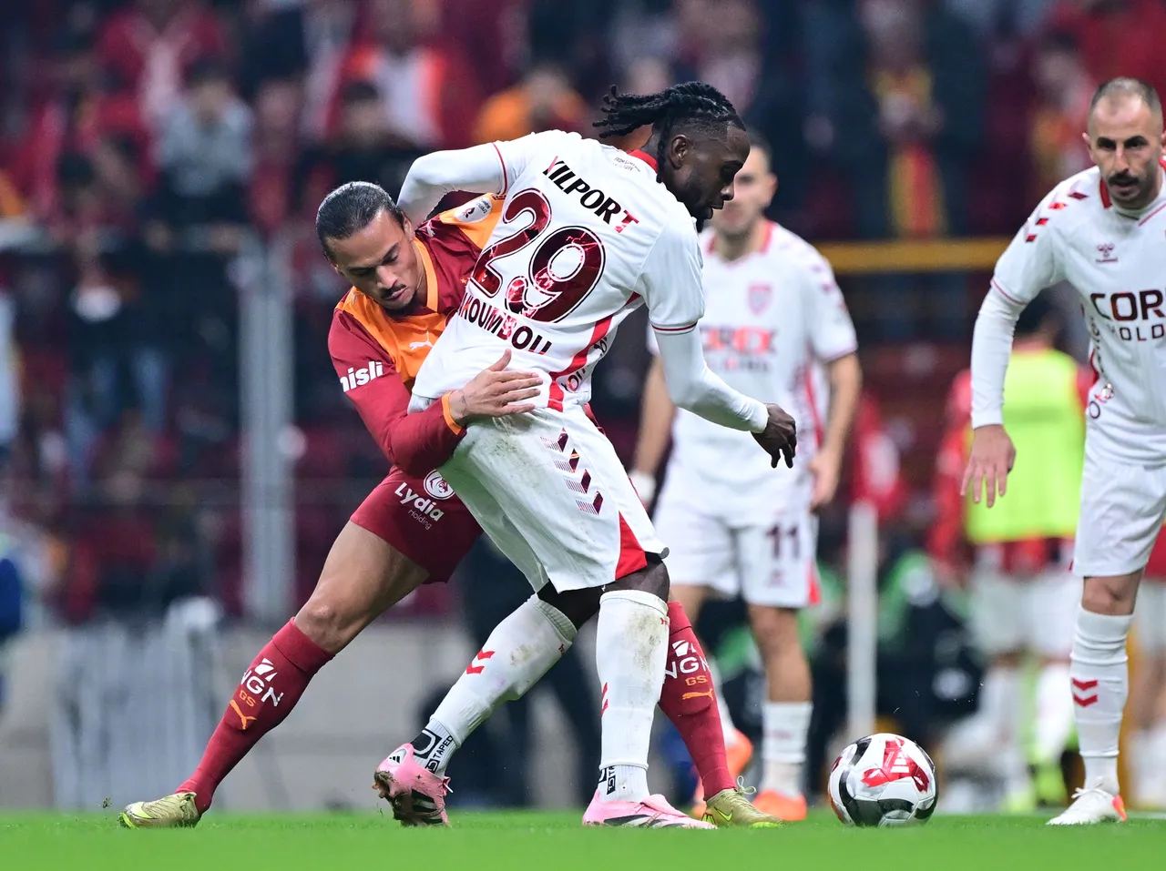 Galatasaray, konuk ettiği Samsunspor'u 3-2 yendi. Maçın hakemi Mehmet Türkmen gündeme oturdu.
