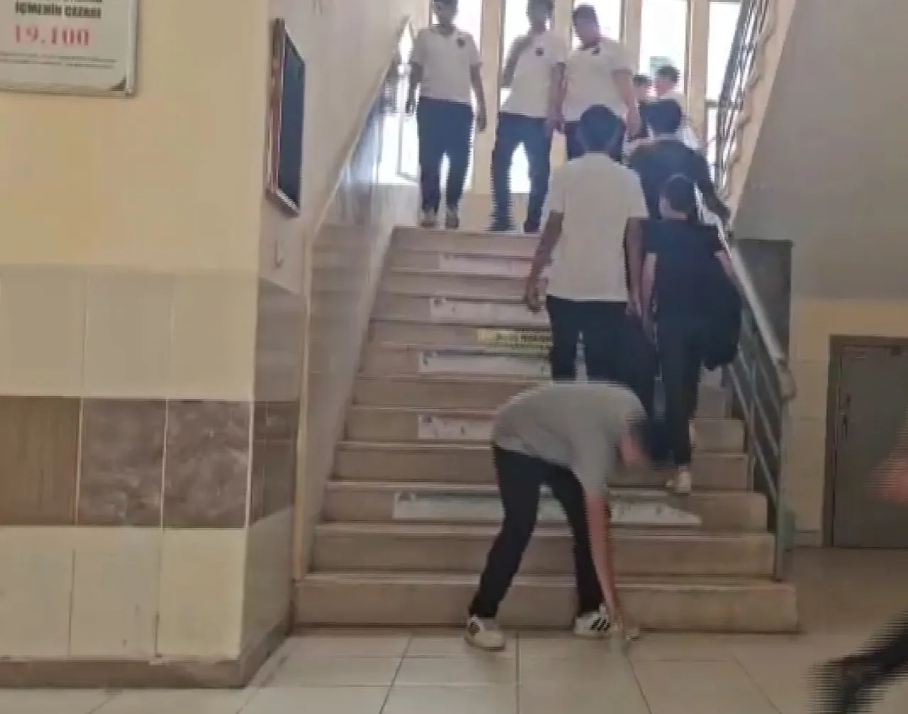 Herkes baktı gitti, o durup çöpe attı! Duyarlı öğrenciye çeyrek altın ödülü