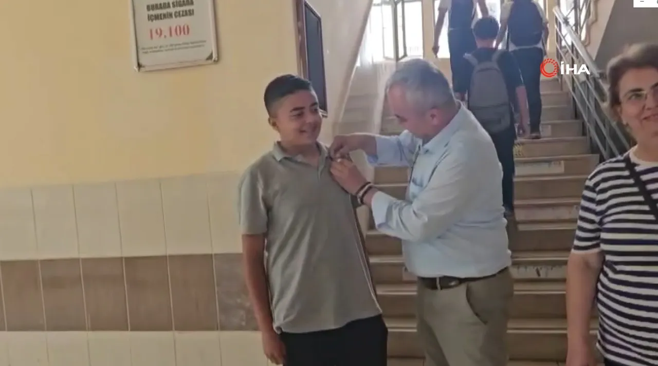 Herkes baktı gitti, o durup çöpe attı! Duyarlı öğrenciye çeyrek altın ödülü