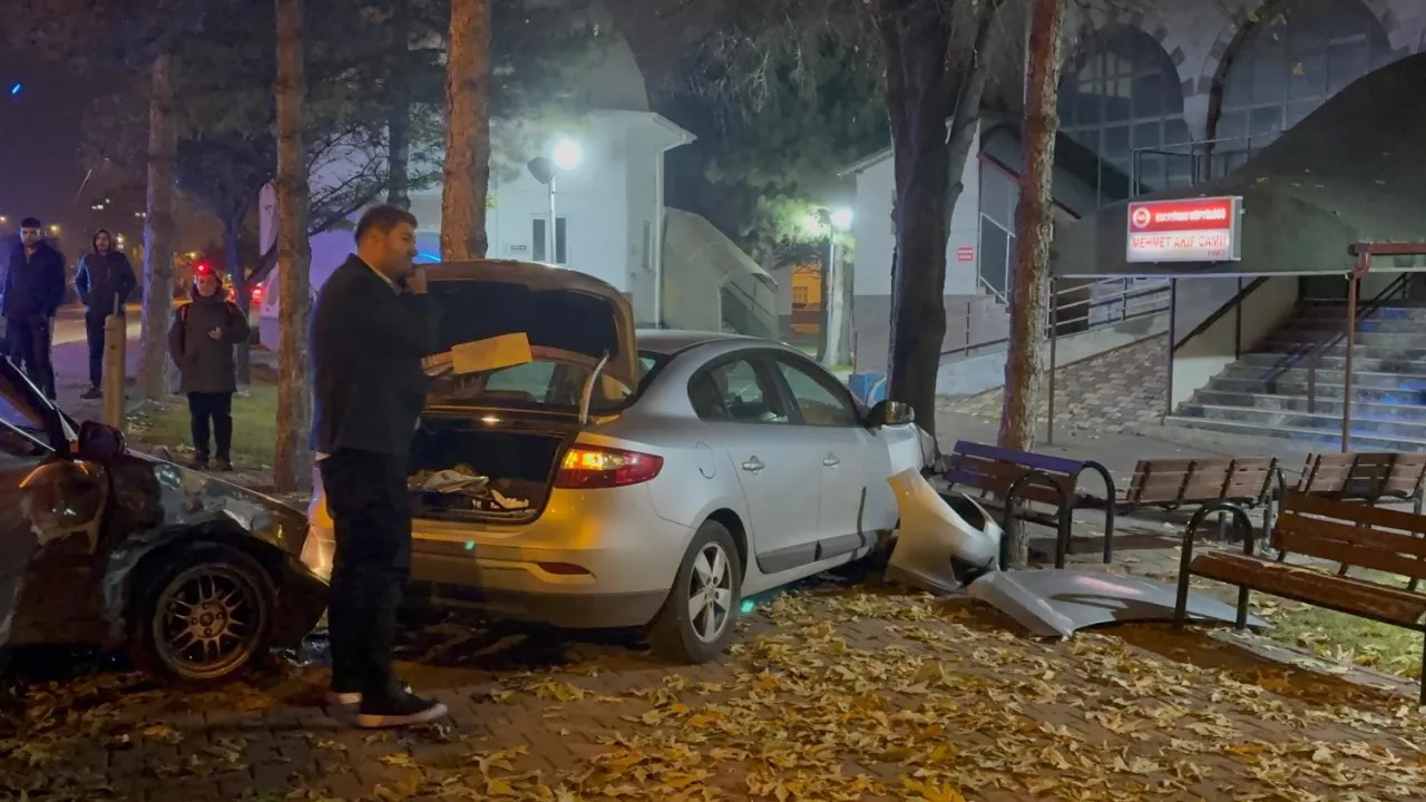 Kayseri'de kaza yapan araçlar cami bahçesine daldı