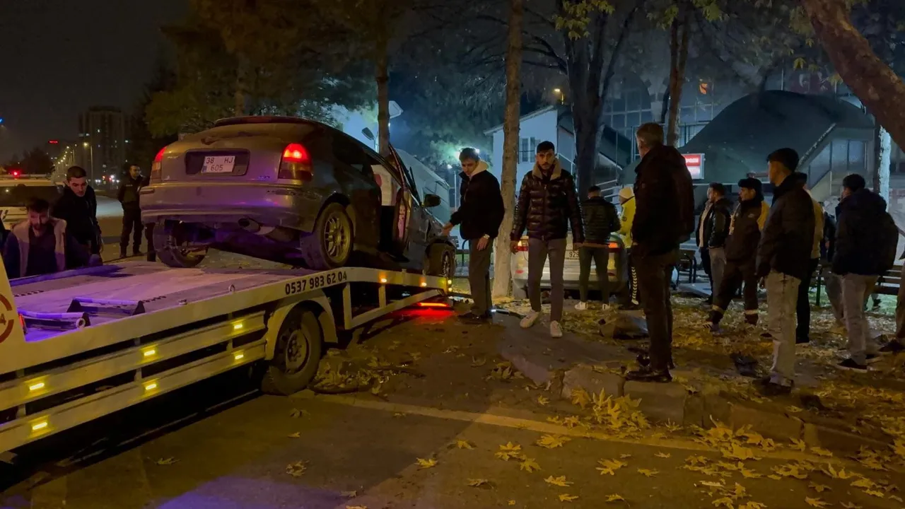 Kayseride kaza yapan araçlar cami bahçesine daldı