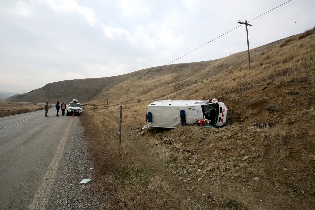 Muş'ta ambulans devrildi! 3 sağlık personeli yaralandı