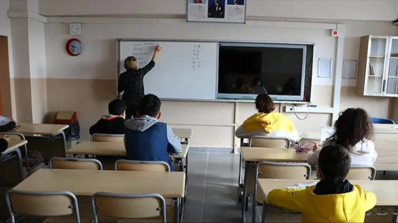 Okula başlama yaşı değişiyor mu, okullar 4 gün mü olacak? MEB okula başlama yaşı gündemde!