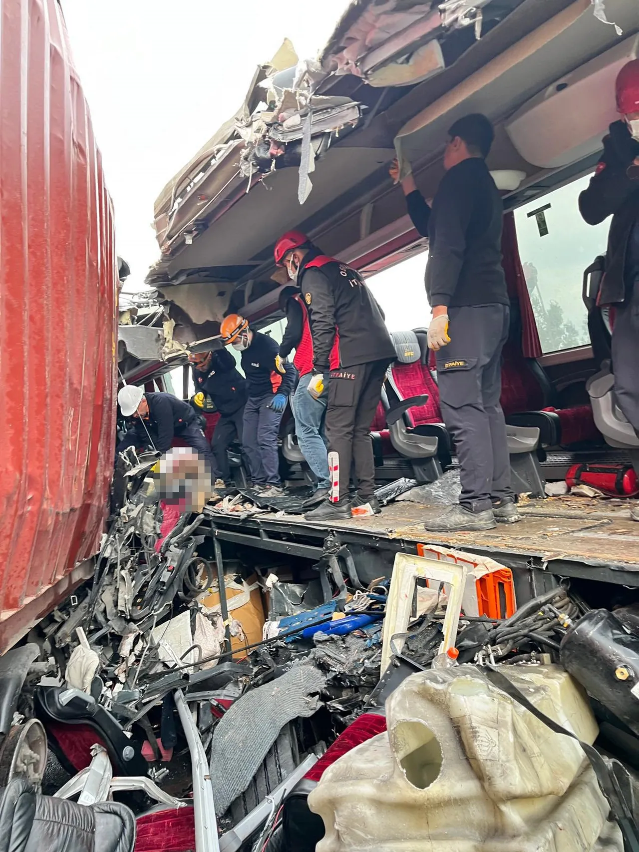Osmaniye'de yolcu otobüsü tıra çarptı! Çok sayıda ölü var