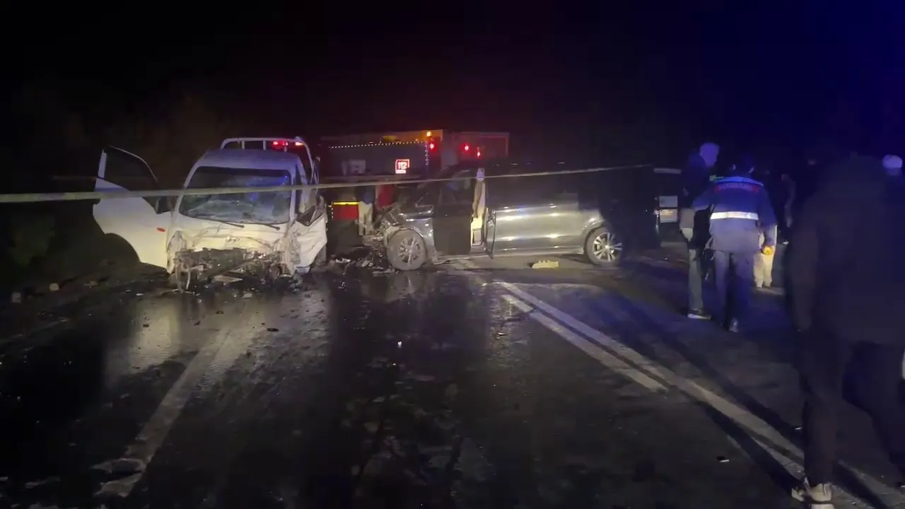 Panelvan ile kamyonet çapıştı! Sakarya'daki kazada ölü ve yaralılar var