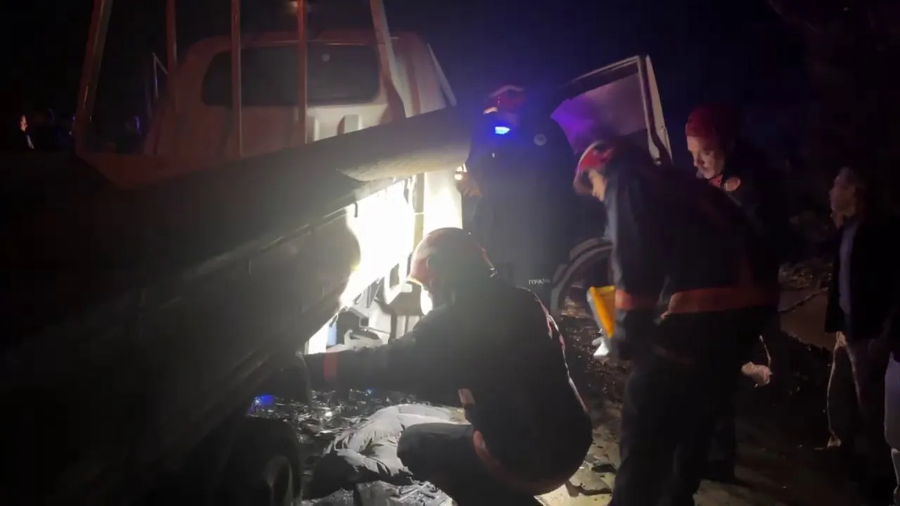 Panelvan ile kamyonet çapıştı! Ölü ve yaralılar var