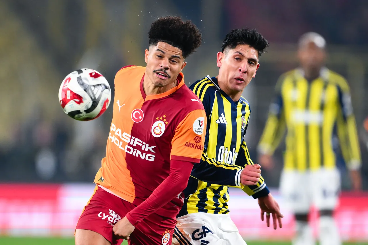 Fenerbahçe-Galatasaray maçında hakerm Yasin Kol'un kararları tartışmalara neden oldu