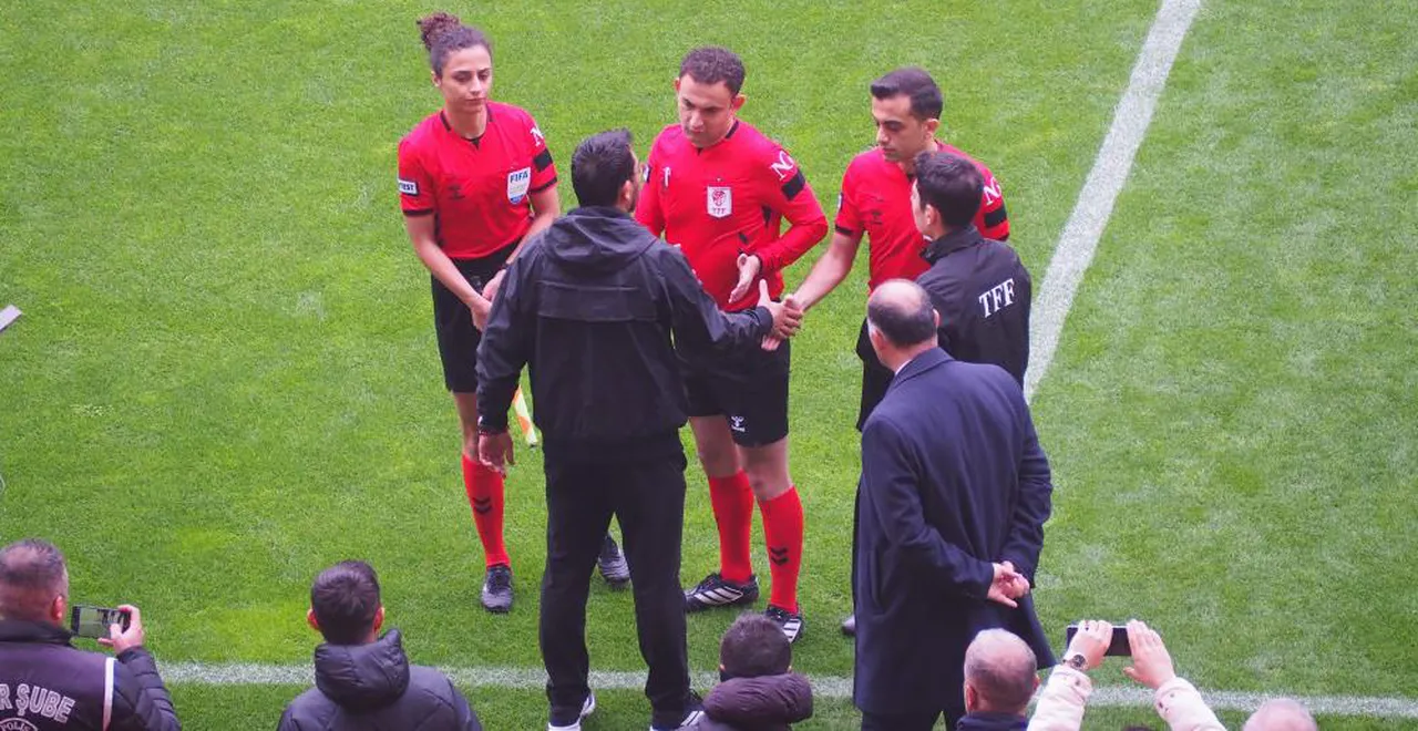 Hakem Ahmet Resuloğlu maç öncesi iki kulübün yetkilileriyle görüştü