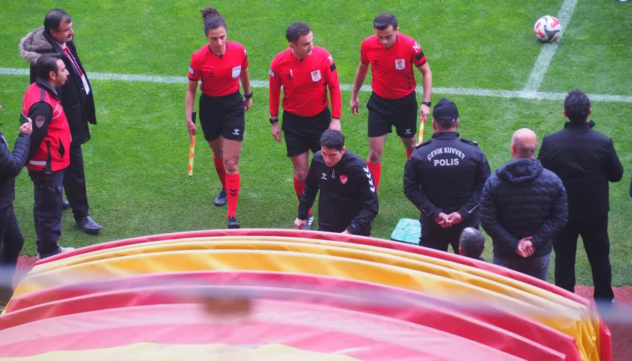 Kurallar gereği maç oynanamadığı için hakem ekibi soyunma odasına gitti