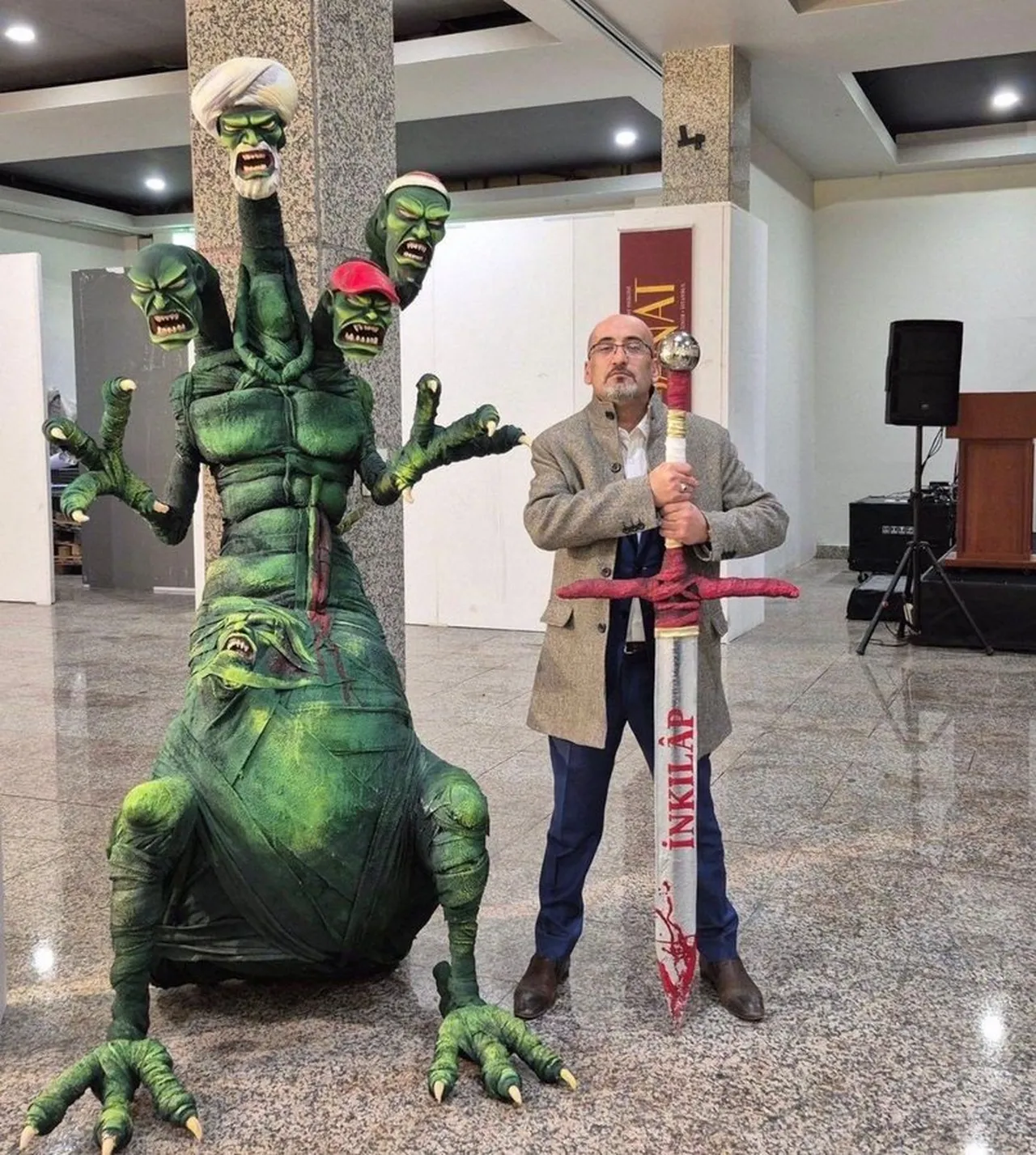 Dört başlı heykel sosyal medyada büyük tepki topladı