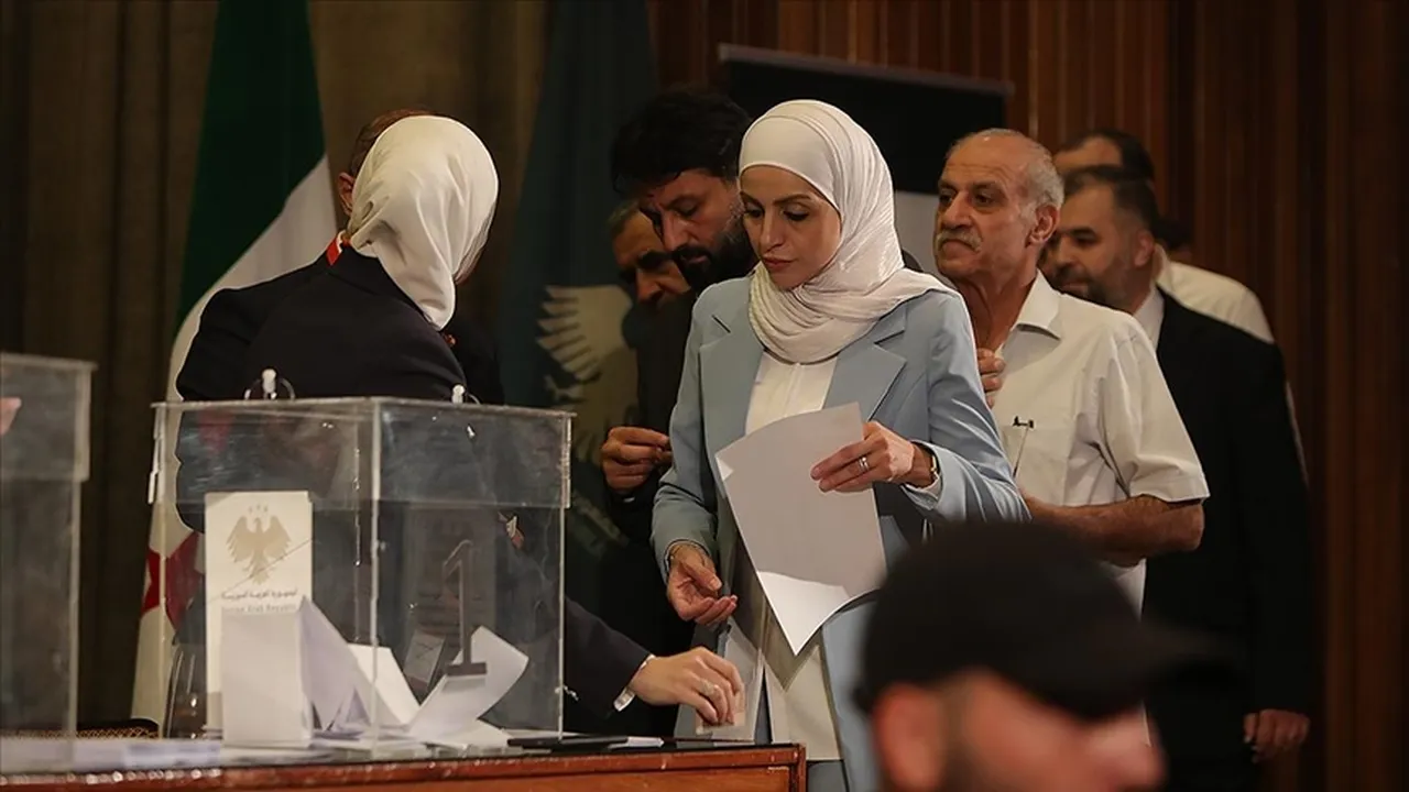 Suriye Cumhurbaşkanı Şara, Suriye'nin 4 yıl içinde seçime gideceğini açıkladı