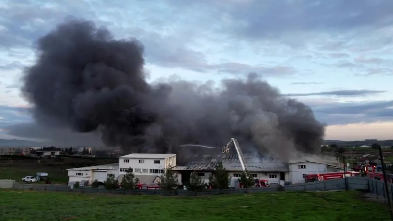 Tuzla'da kauçuk fabrikasında yangın!