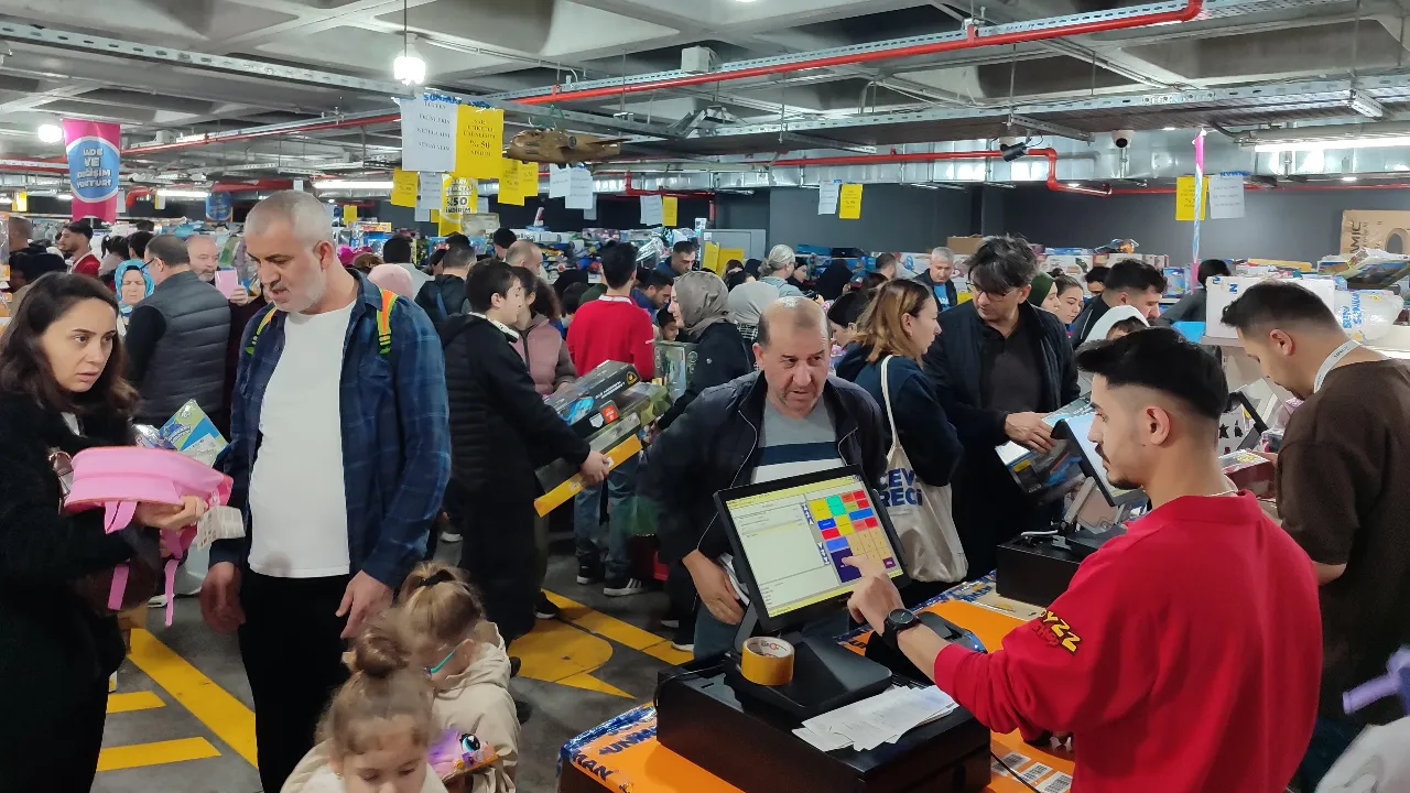 Ünlü markaların fiyatları %90 düştü! Vatandaşlar AVM'deki indirime koştu 